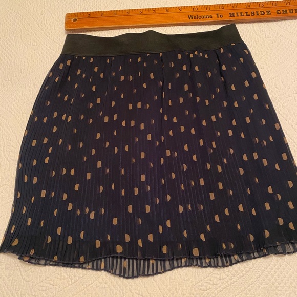 Forever 21 Navy and Tan Pleated Mini Skirt - Picture 1 of 4